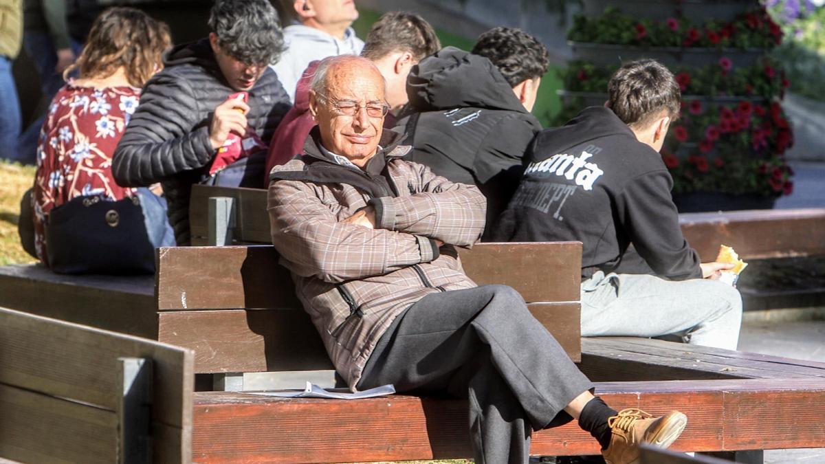 "Los martes al sol" en Alicante: el buen tiempo invita a salir a la calle en pleno enero