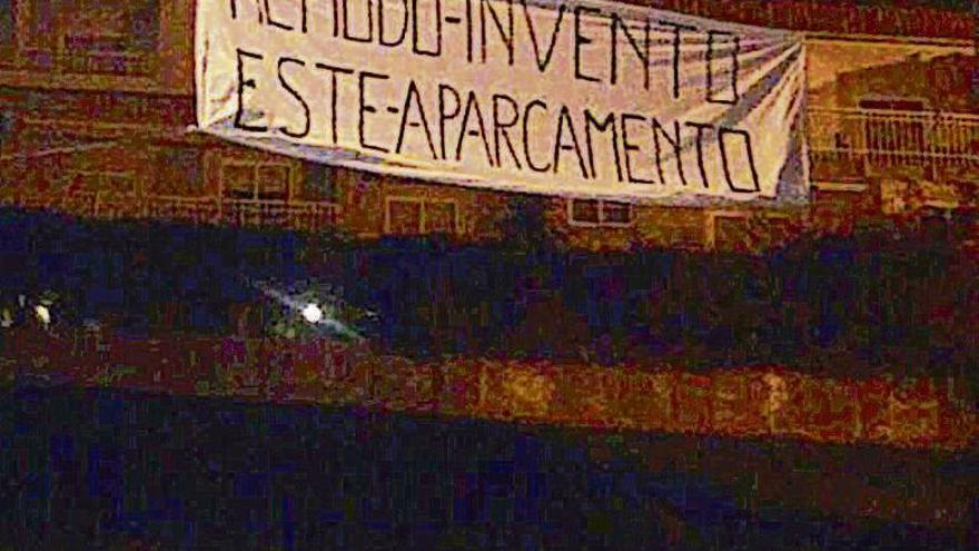 Uno de los carteles contra el sentido único colocados por los vecinos en la rúa do Mariñeiro de Panxón.