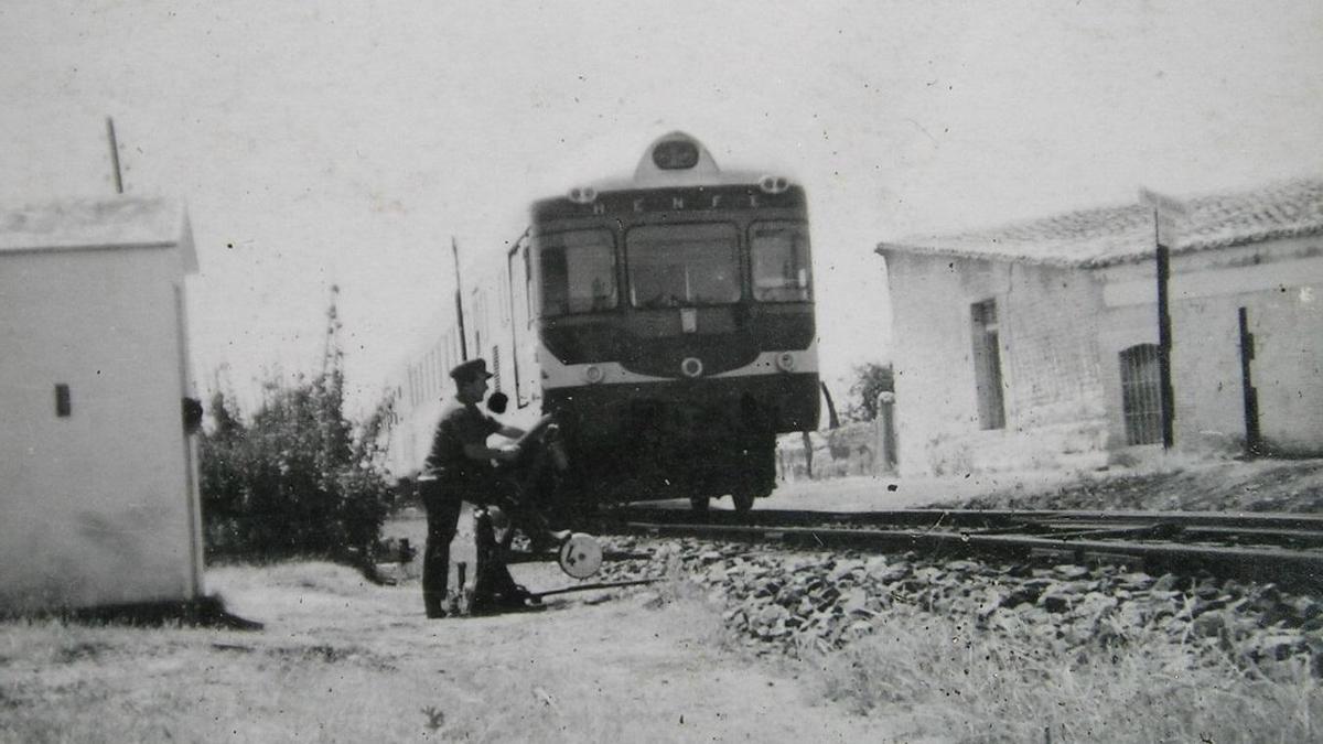 Tren TER hacia 1975 por la Ruta de la Plata a la altura de Piedrahíta de Castro (Zamora)