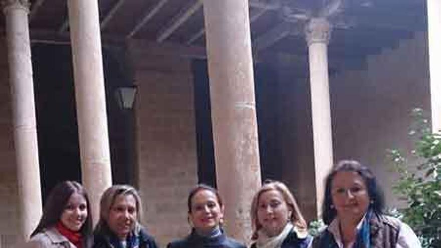 Integrantes de la directiva de La Soledad, en el convento.