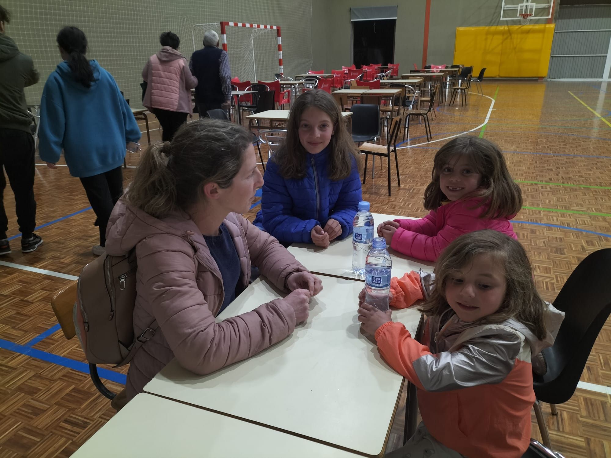 El polideportivo de Luarca acoge a los desalojados por los incendios