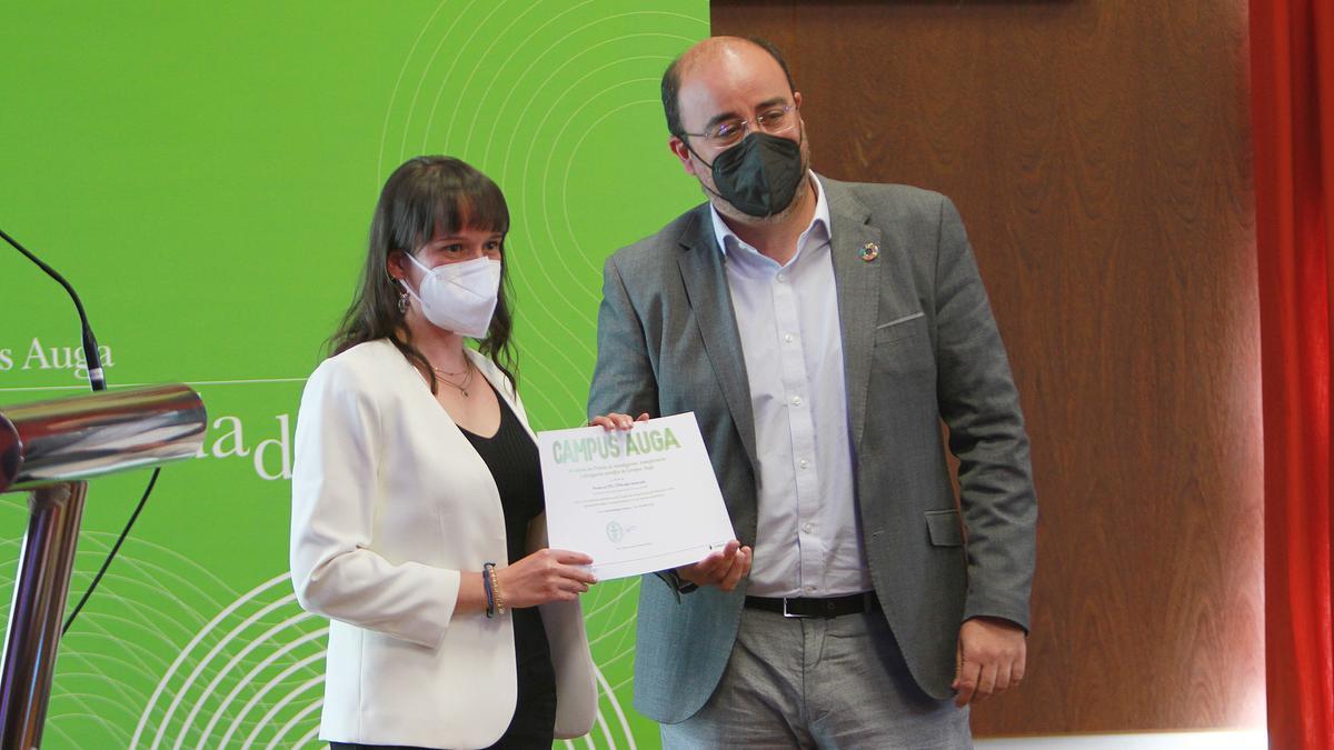 Marcos Martín, director xeral de Viaqua entrega el diploma a Lucía Rodríguez, premio por su trabajo de fin de máster. 