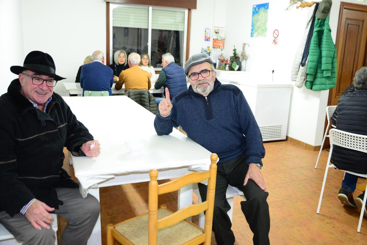 Otros vecinos disfrutando ayer del furancho de Cunchido.