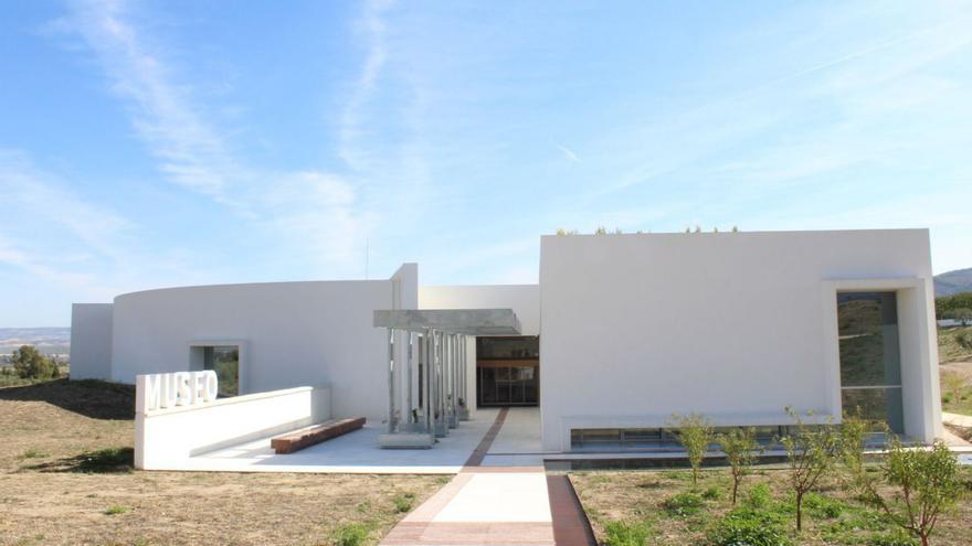 Vista externa del museo en el conjunto dolménico antequerano