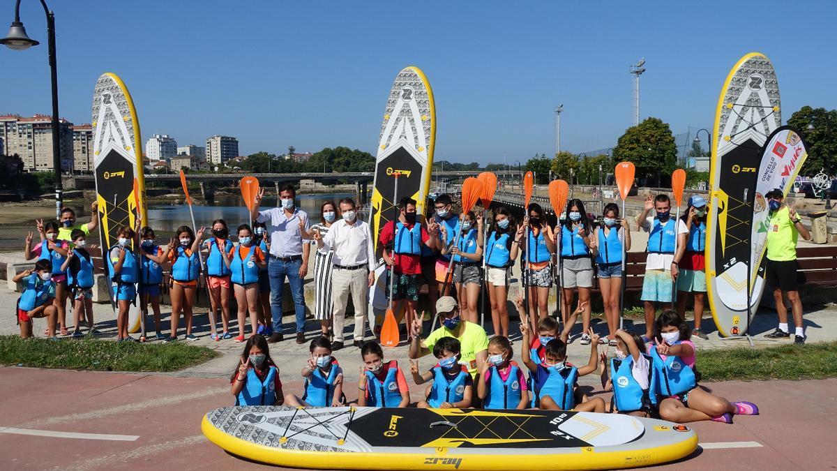 El alcalde, con menores de un campamento de verano del año pasado