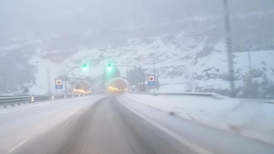 Dos heridos al salirse su coche de la autopista del Huerna y caer 30 metros