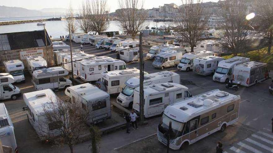 Los vehículos pernoctaron en el estacionamiento del Concello. // S.A.