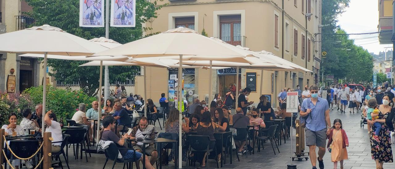 Animada terraza en el centro de Jaca, una localidad donde también se buscan empleados de hostelería.