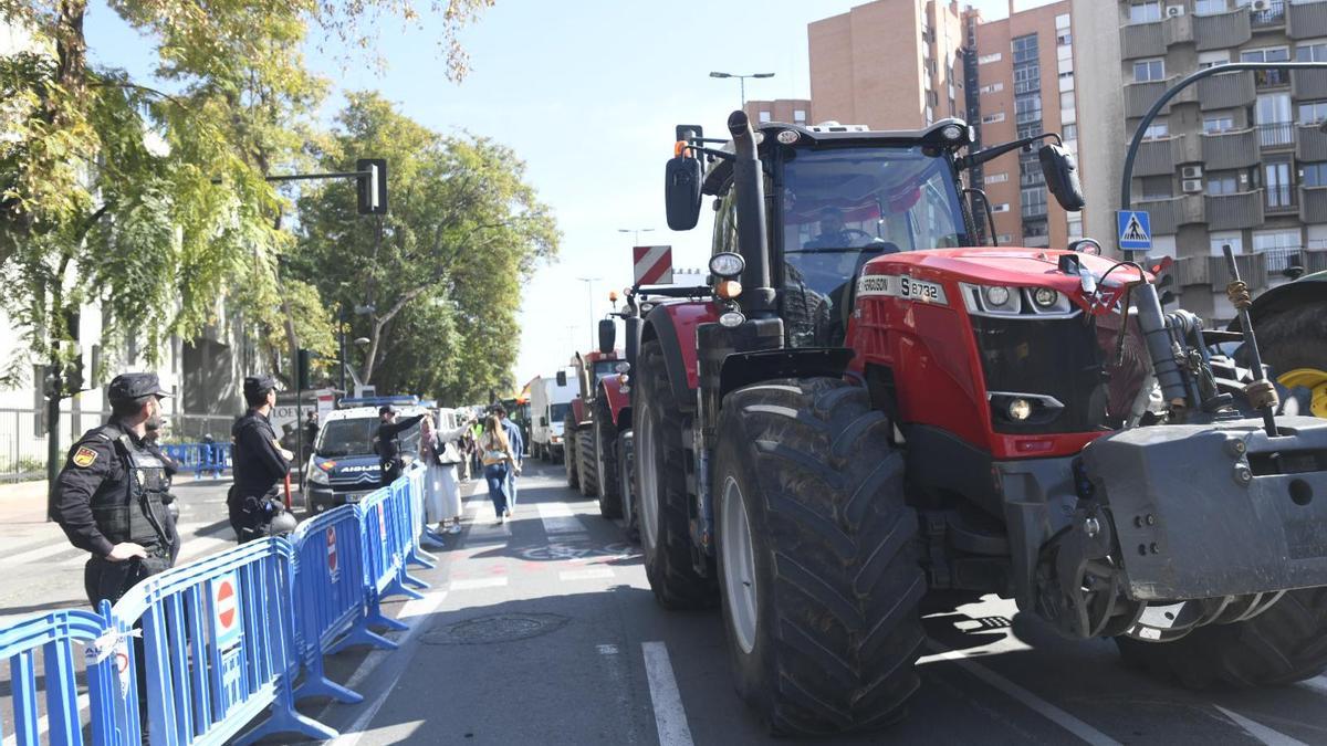 Tractores a su llegada a una de las principales avenidas del centro de Murcia.