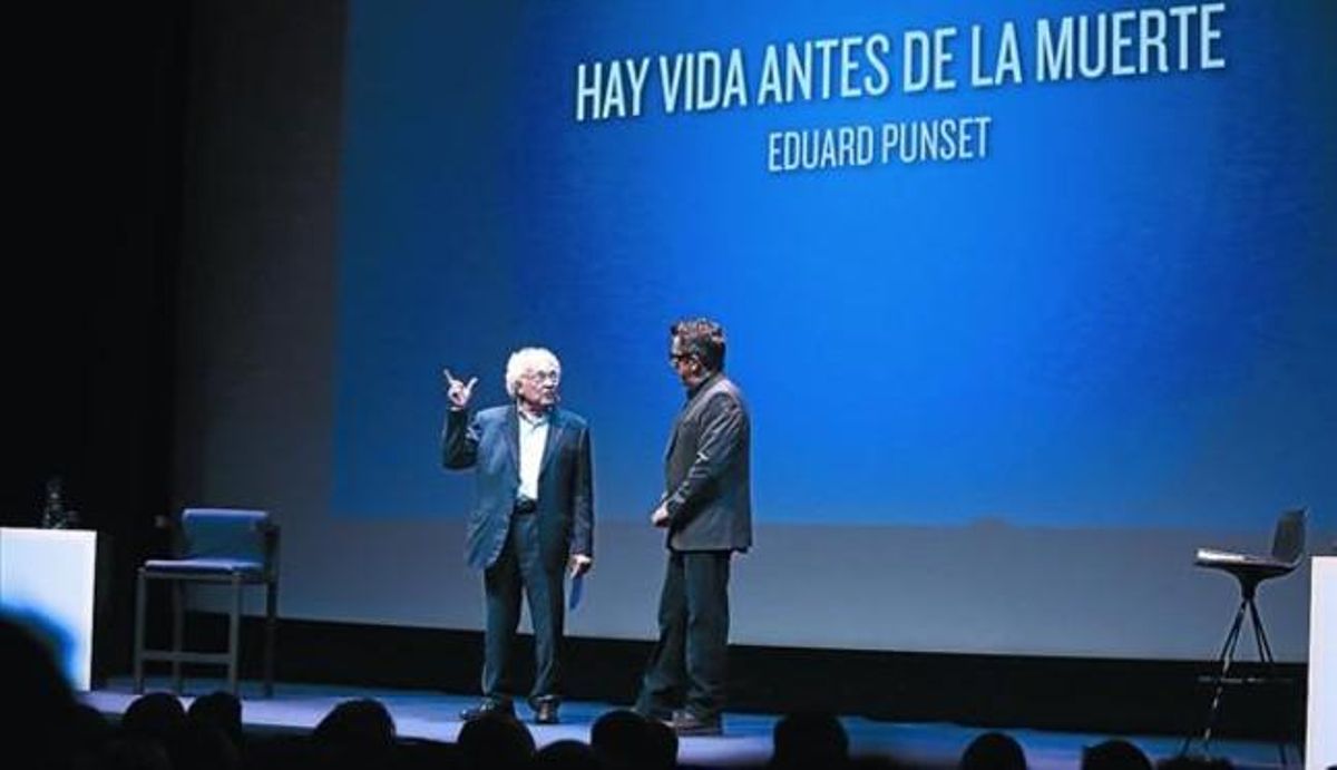 Eduard Punset, ahir a la nit, durant la xerrada que va oferir ahir a la nit a la sala Barts de Barcelona. Eduard Punset, ahir a la nit, durant la xerrada que va oferir ahir a la nit a la sala Barts de Barcelona.