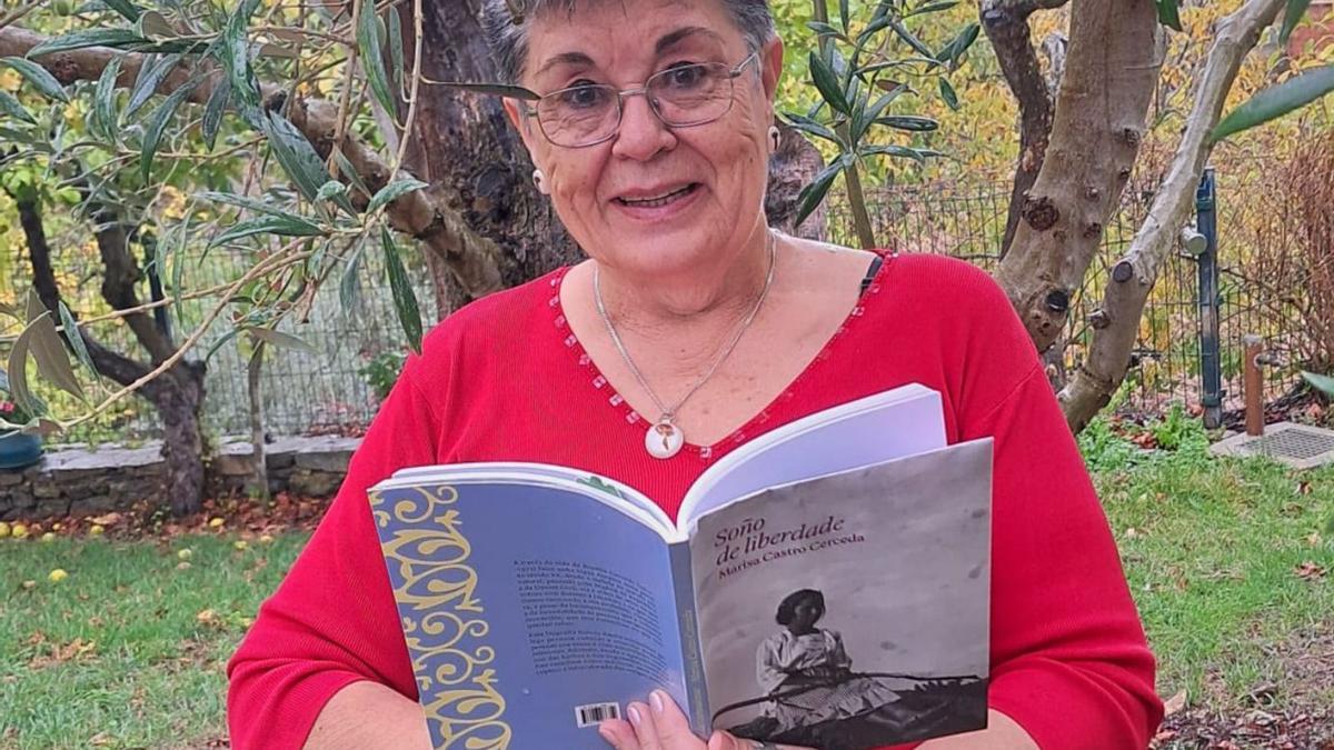 A investigadora e recoñecida bióloga Marisa Castro cun exemplar de «Soño de liberdade».