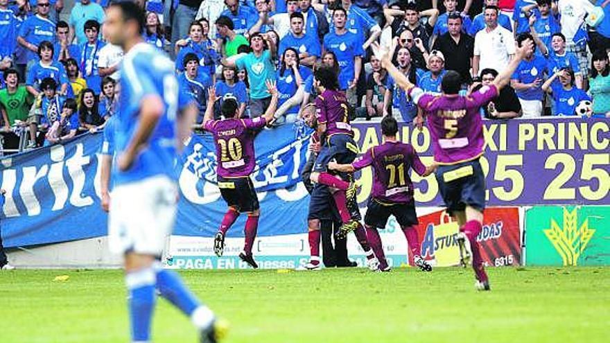 Los jugadores del Pontevedra celebran el segundo gol de Igor.