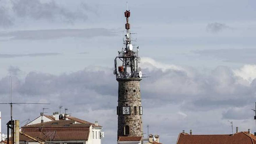 La alcaldesa de Cáceres dice que un informe avala que las antenas de Antonio Canales no dañan la salud