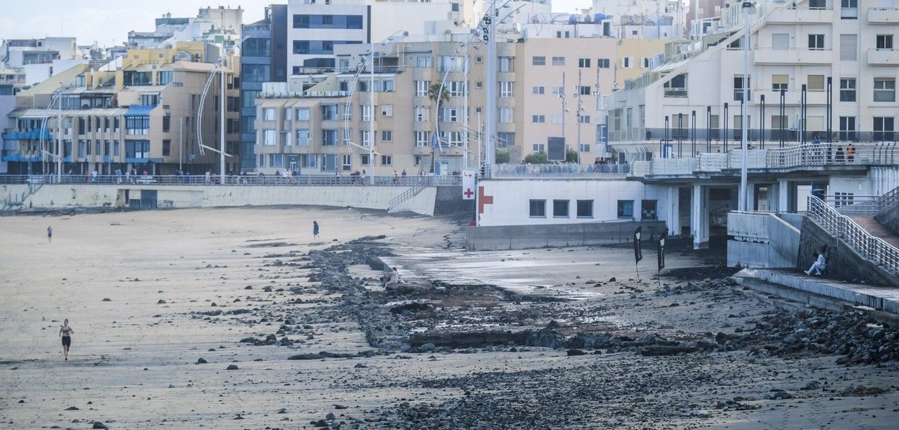 Restos de tuberías y otras infraestructuras en La Cícer, en la playa de Las Canteras