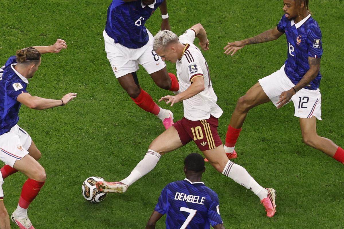 Dani Olmo, rodeado de rivales franceses en la semifinal del Mundial