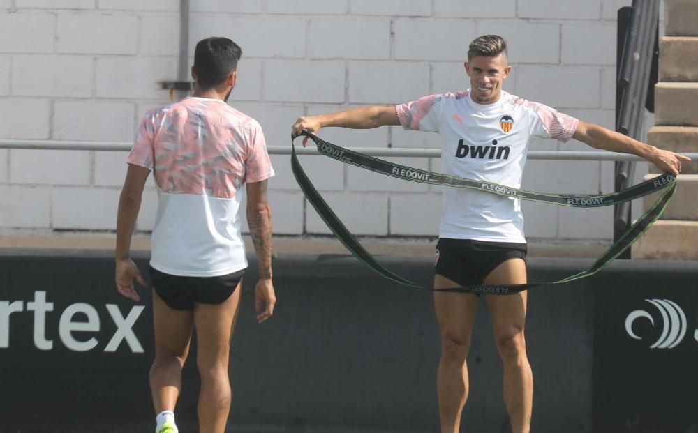 Anil Murthy, atento al entrenamiento del Valencia