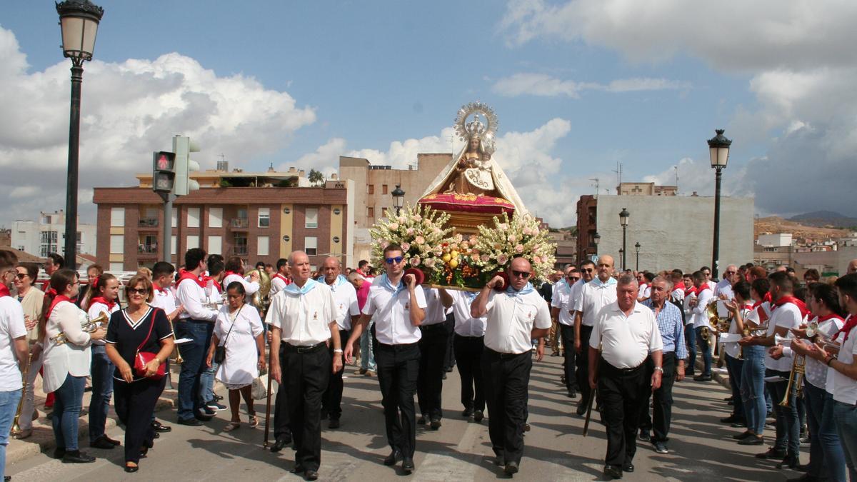 En el Puente Viejo del Barrio la Banda de cornetas y tambores del Paso Encarnado y los rabaleros abrían un pasillo para despedir a la Patrona mientras le aplaudían y le lanzaban vivas.