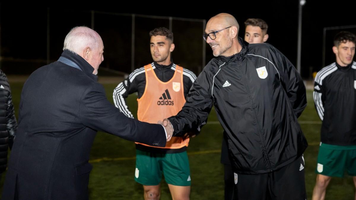 Robert Vila saludando al presidente de la FCF, Joan Soteras