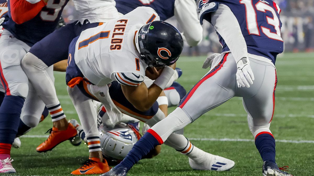 El quarterback de Chicago Bears anota un touchdown frente a los New England Patriots