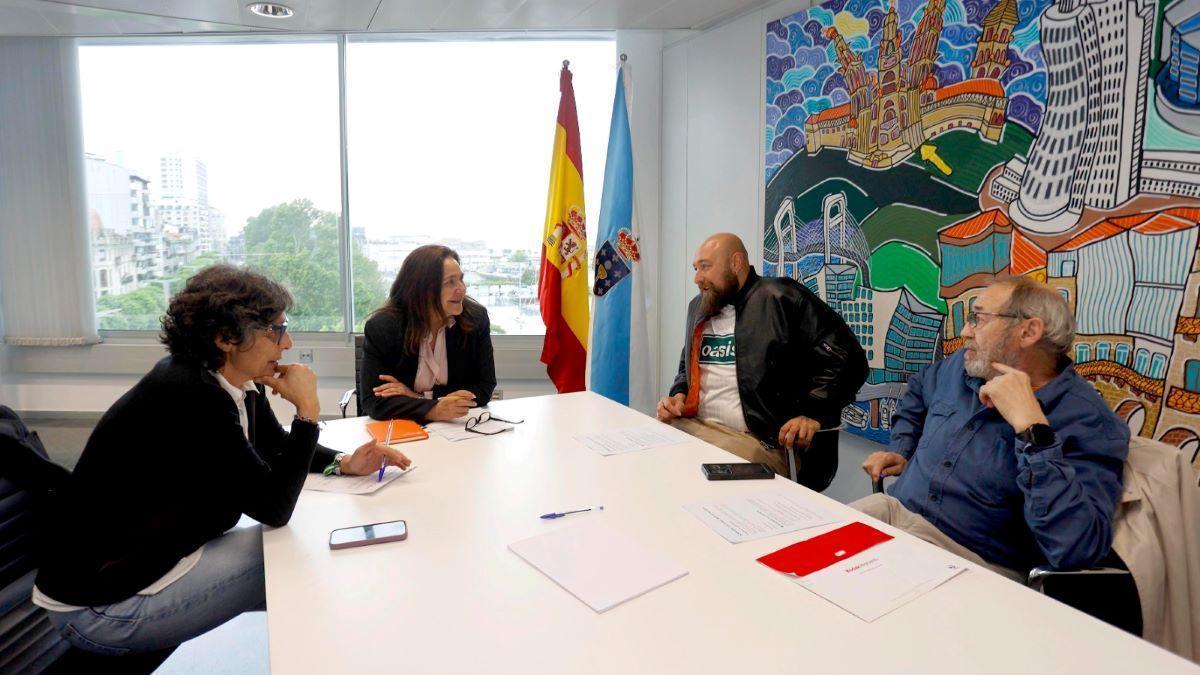 La delegada territorial de la Xunta en Vigo, Ana Ortiz, y la directora del Museo do Mar de Galicia, Marta Lucío, con los responsables de la Asociación Sociocultural e Deportivo Over.