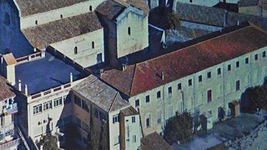 L&#039;edifici dels Claustres és un gran immoble que havia servit de convent i de fàbrica i que està al bell mig de Besalú.