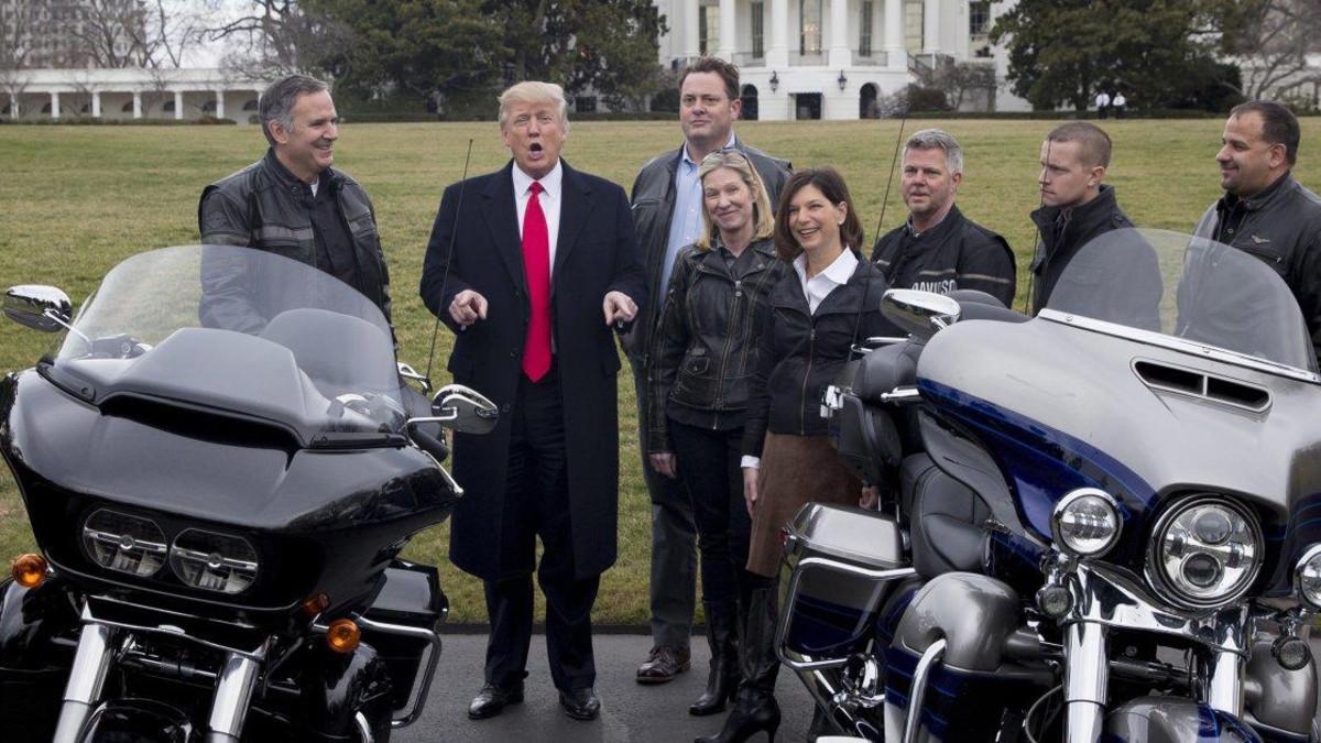 Trump con representantes de Harley-Davidson el año pasado.