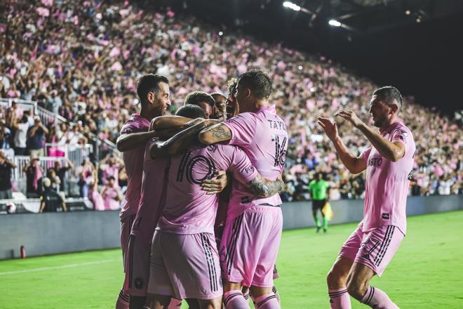 ¡LeBron James alucinó! Así fue el espectacular debut de Leo Messi