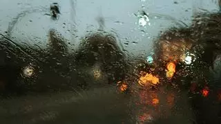 El truco definitivo y natural para repeler el agua de lluvia en la luna del coche