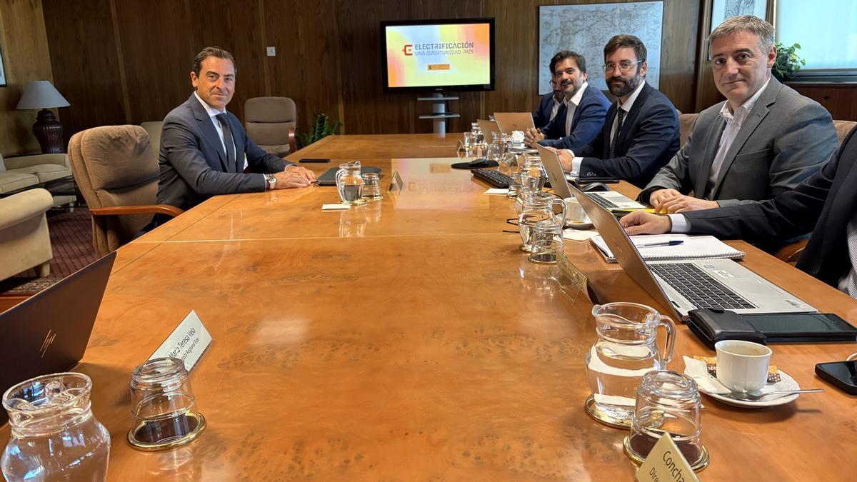 El director general de Energía, Manuel Argüelles, (a la izquierda) en la reunión con el secretario de Estado de Energía, Joan Groizard.