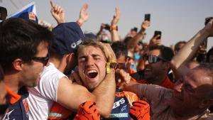 Luciano Benavides celebra su triunfo final en el Dakar.
