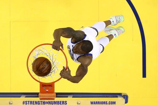 Andre Iguodala de los Golden State Warriors encesta contra los Portland Trail Blazers en el primer partido de las final de la Conferencia Oeste en el ORACLE Arena en Oakland, California.