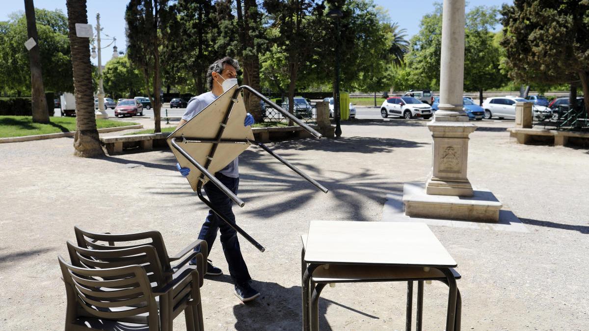 Un local de València retira la terraza.