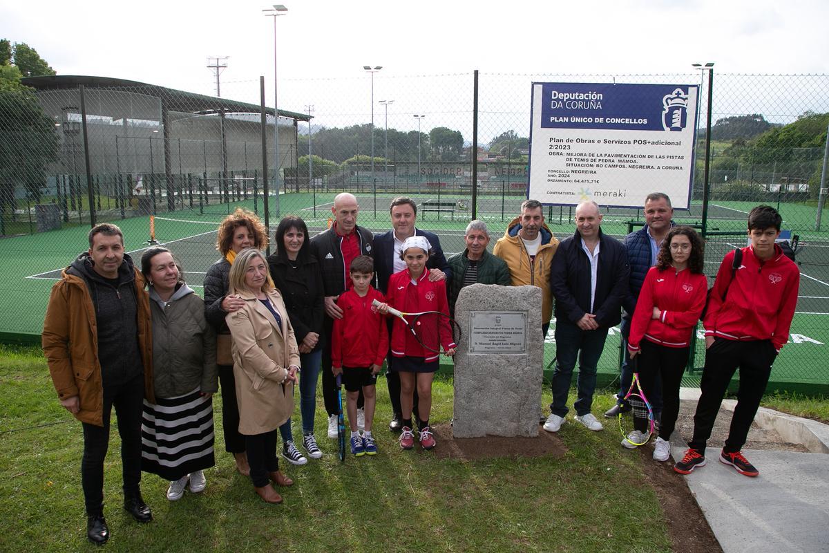 Fotografía de familia trala inauguración das renovadas pistas de tenis de Pedra Mámoa, en Negreira