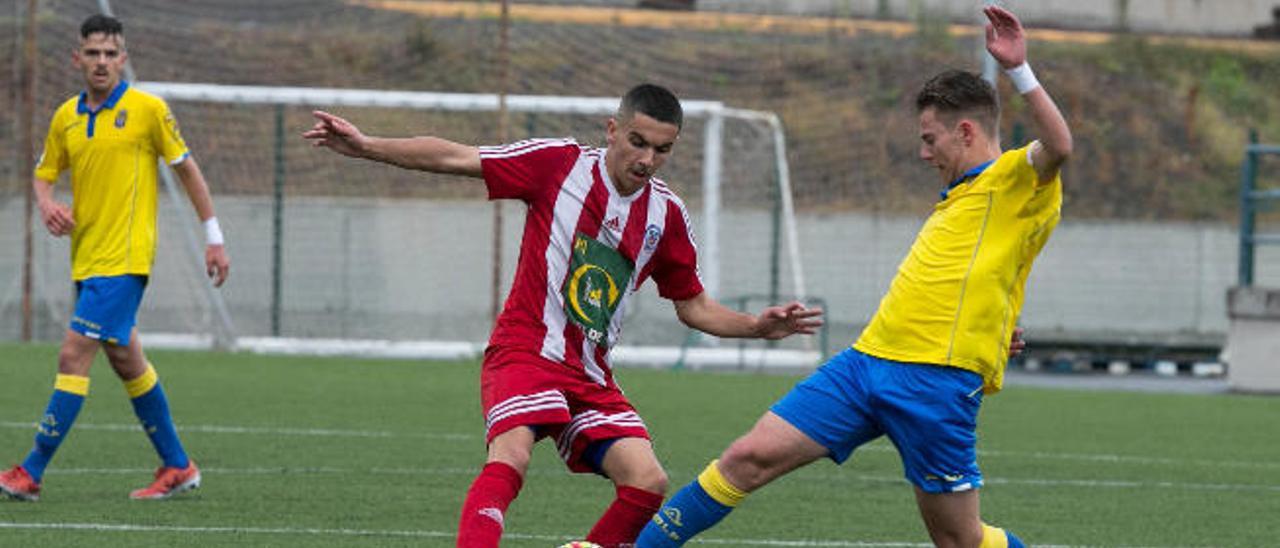 Diferentes momentos en el Anexo Estadio Gran Canaria cuando el partido entre Las Palmas y Atlético Gran Canaria ya estaba decidido a favor de los amarillos.