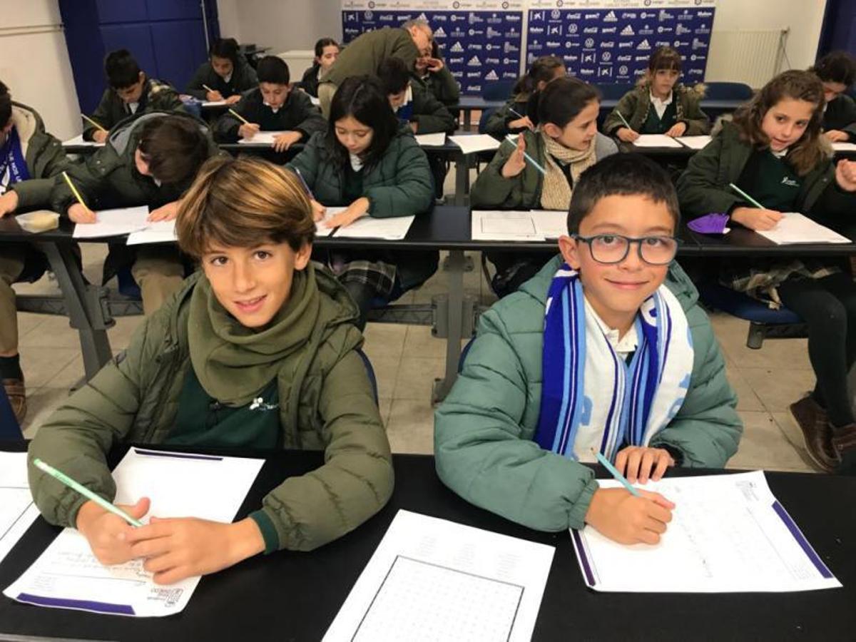 Los alumnos escriben las cartas a los futbolistas. | LNE