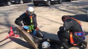 Agents de la Policia Nacional espanyola registren les clavegueres del Parc de la Ciutadella, dies abans del ple d’investidura del Parlament. 