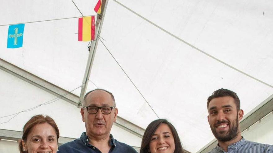 Susana Artime, Eusebio Suárez, Carmen Suárez y Hugo Suárez apuran con una botella de sidra los momentos previos al convite.