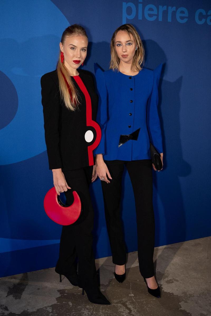 María Carolina and María Chiara de Bourbon de dos Sicilias en un show de Pierre Cardin en la Paris Fashion Week