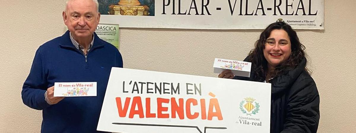 La concejala Caravaca entrega al presidente de la AAVV El Pilar, Joaquín Bartoll, la cartelería de la campaña.