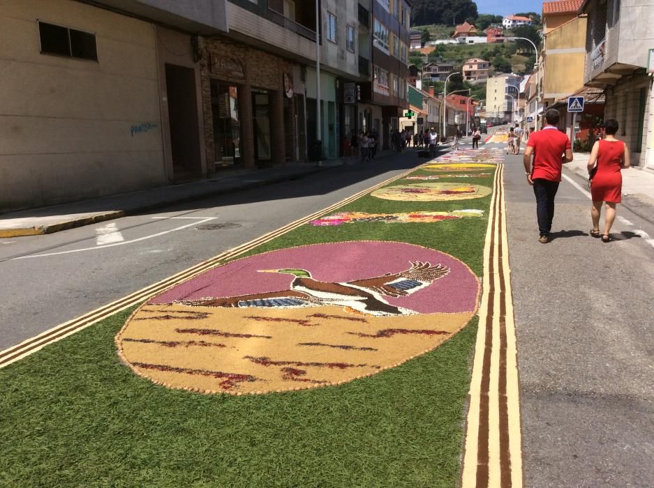 Cuando aún quedan varias horas para la procesión del Corpus las calles de Bueu ofrecen ya su mejor aspecto