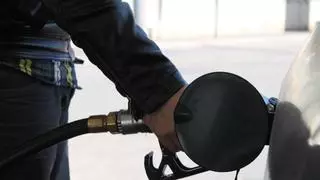 Multado un conductor de más de 1.000 euros por echar gasolina 95, cuyo precio está muy alto, pero no llevar el papel en la guantera: la Guardia civil extrema la vigilancia