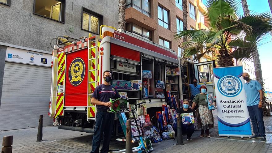 Bomberos de Las Palmas de Gran Canaria se suman a la campaña solidaria de Casa de Galicia con juguetes para 100 familias
