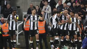 NEWCASTLE (United Kingdom), 16/04/2025.- Fabian Schar of Newcastle United (3-R) celebrates with his teammates after scoring the 4-0 goal during the English Premier League soccer match between Newcastle United and Crystal Palace, in Newcastle, Britain, 16 April 2025. (Reino Unido) EFE/EPA/ADAM VAUGHAN EDITORIAL USE ONLY. No use with unauthorized audio, video, data, fixture lists, club/league logos, live services or NFTs. Online in-match use limited to 120 images, no video emulation. No use in betting, games or single club/league/player publications