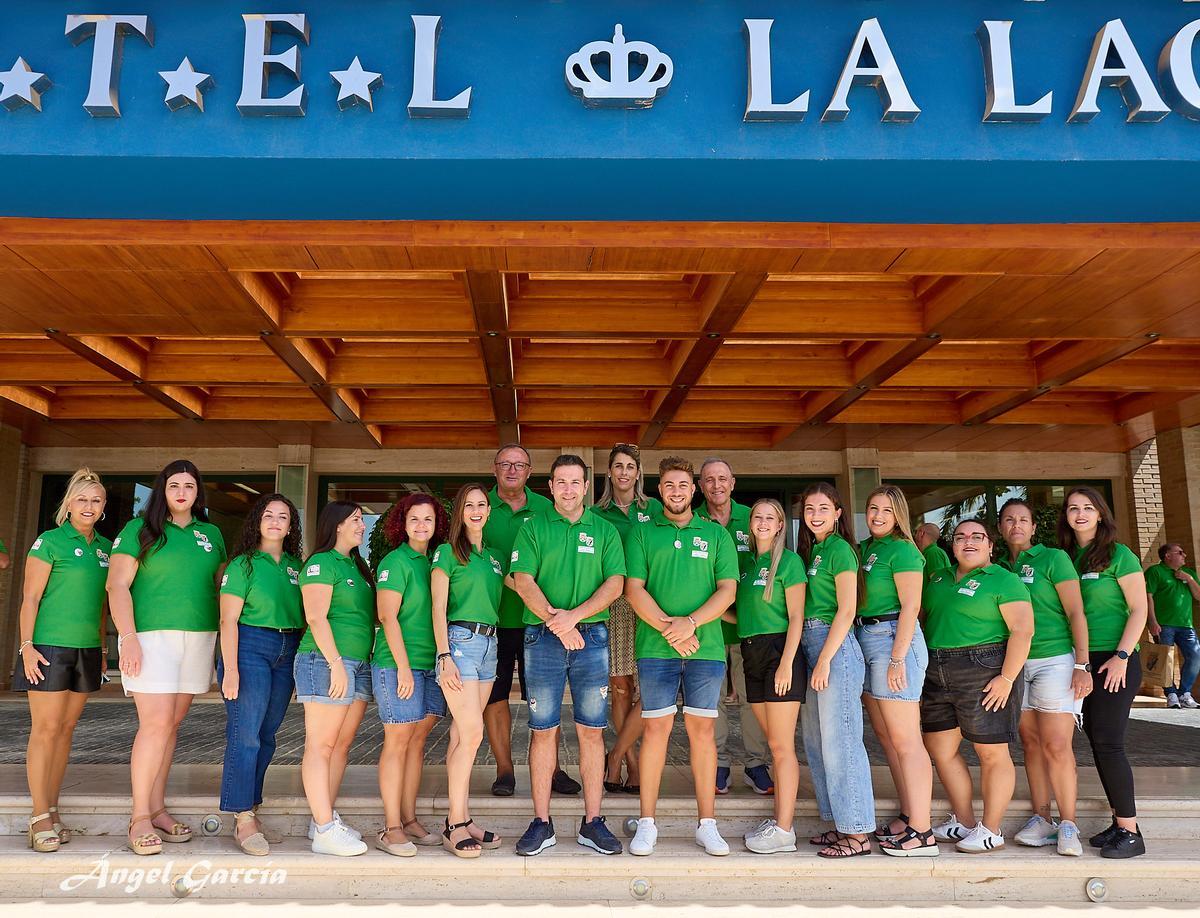 Los cargos festeros de Crevillent junto al presidente de la Asociación, la alcaldesa de la villa y el mantenedor del Acto de Proclamación