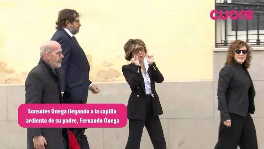 Sonsoles Ónega, llegando a la capilla ardiente de su padre, Fernando Ónega