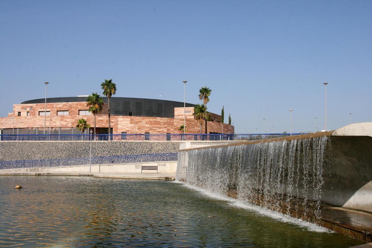 Edificio del Parque Tecnológico y el Lago de la Vida.