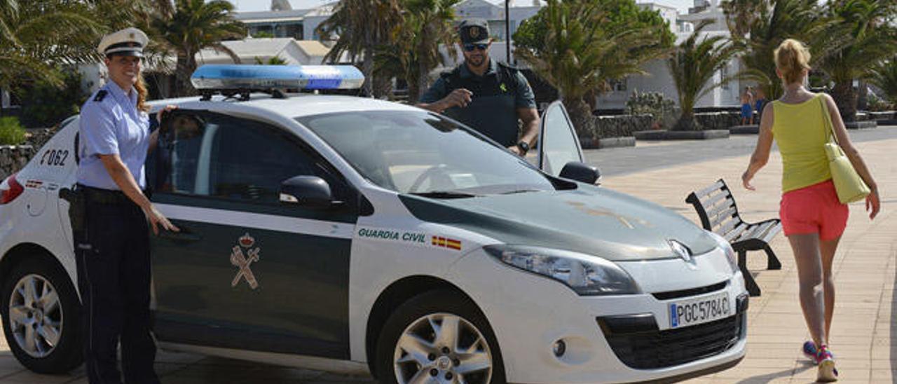 La patrulla mixta, ayer, de servicio en el paseo de Matagorda, en Puerto del Carmen.