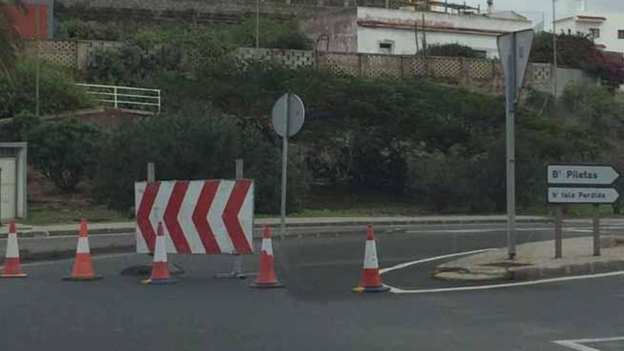 Una grieta obliga a cerrar la rotonda al barrio de Piletas en Tamaraceite