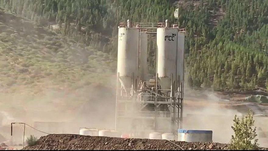 Nube de polvo provocada por las obras del Anillo Insular en Santiago del Teide.