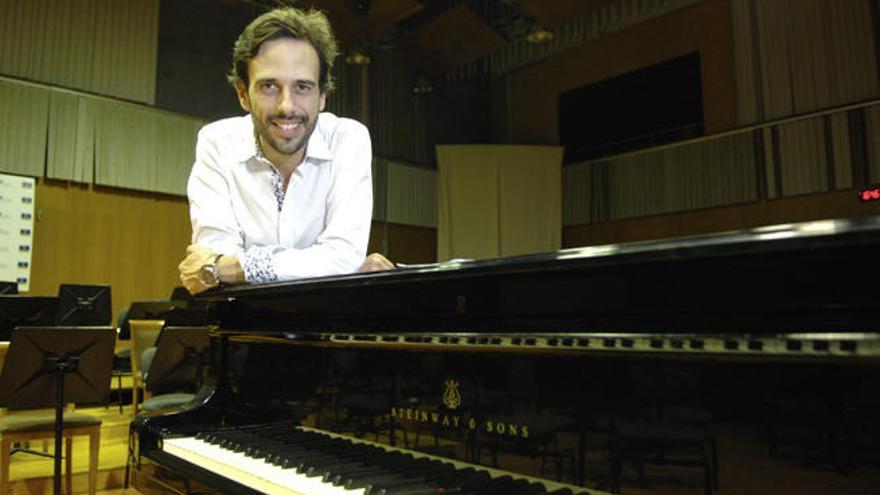 El pianista Iván Martín se estrena como director al frente de la OFGC en su nueva temporada.